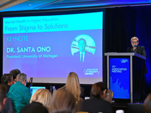 photo of Susan Parker introducing keynote speaker Santa Ono 